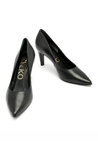 Czarne skórzane szpilki z wyodrębnionym noskiem i cienkim obcasem, charakteryzujące się gładką fakturą oraz złotym logo na wkładce.