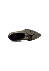 Botín negro y dorado con punta afilada, que presenta una textura de perlas y un patrón geométrico, cremallera lateral y un interior acolchado.