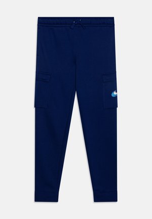 Marineblaue Cargo-Jogginghose mit elastischem Bund, Kordelzug, seitlichen Klappentaschen und kleinem blau-weiß besticktem Logo auf der rechten Tasche.