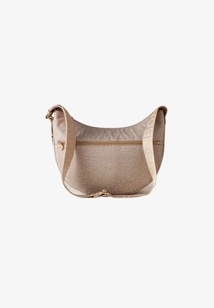 Borsa a tracolla beige con texture e forma curvilinea, dotata di una tasca frontale con cerniera e di una tracolla con motivo e branding. Inclusi dettagli in metallo.