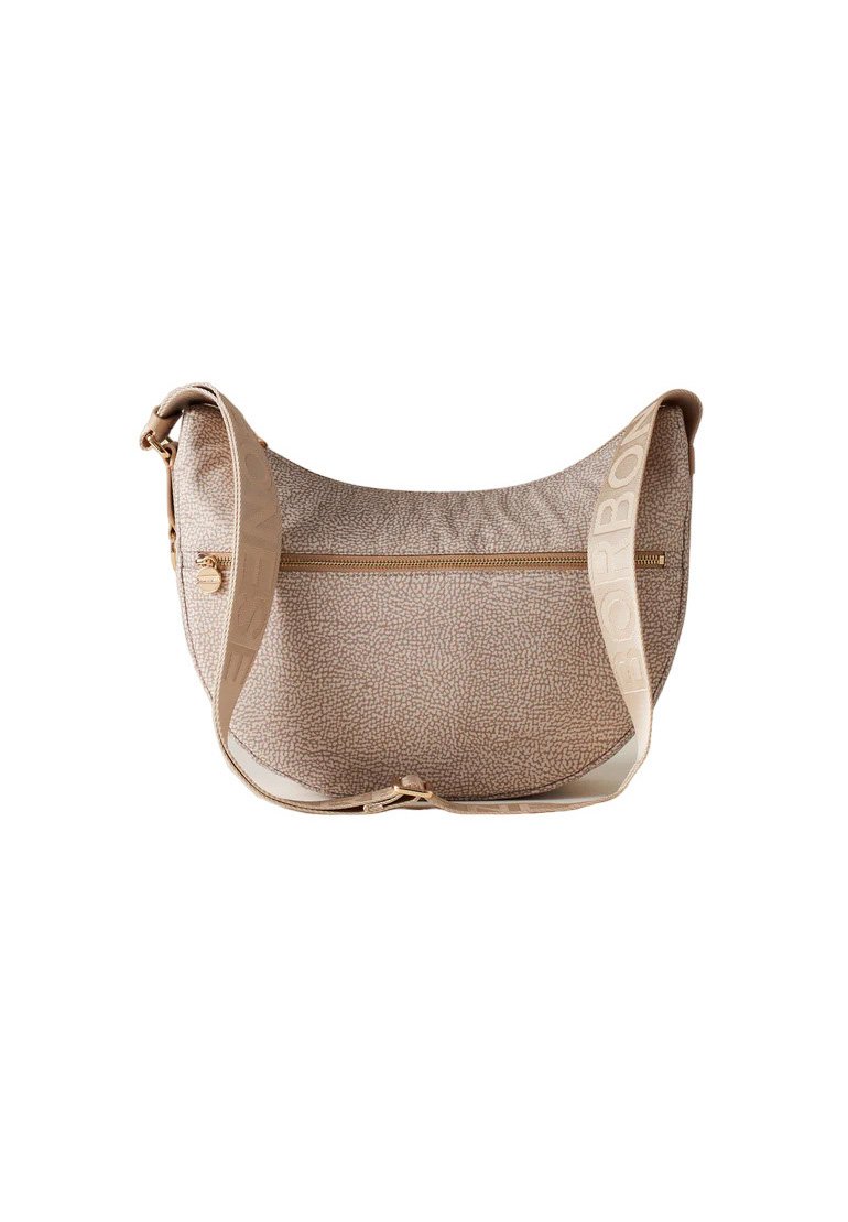 Beige strukturierte Handtasche mit einer geschwungenen Form, die eine vordere Reißverschlusstasche und einen gemusterten Tragegurt mit Branding aufweist. Metallene Hardware-Akzente sind enthalten.