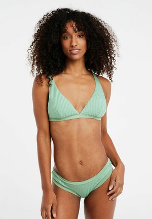Bikini verde chiaro a coste con reggiseno triangolare a spalline larghe e slip coordinato con accenti laterali discreti.