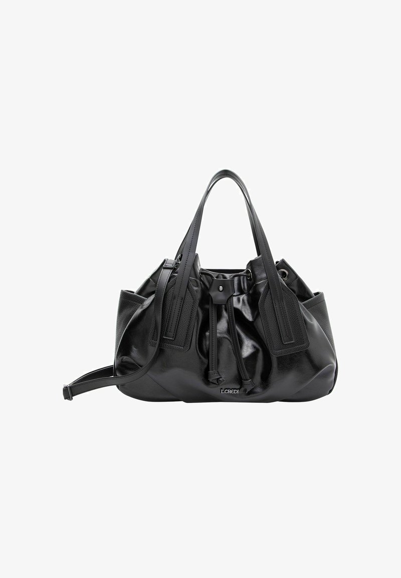 Bolso de mano de cuero negro con un diseño suave y recogido. Cuenta con dos asas superiores, un cierre de cordón y acentos laterales texturizados.
