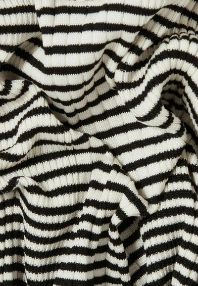 Tela a rayas blancas y negras con textura acanalada, que presenta rayas alternas anchas y estrechas en material liso.