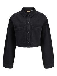 Svart denimkorta jacka med knappframsida, stora fickor och subtila pärldekorationer längs axlarna.