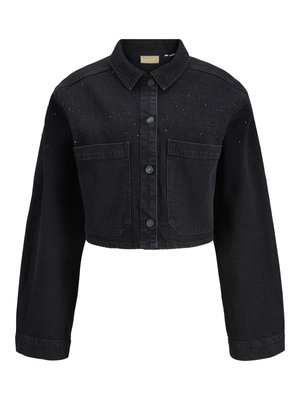 Črna denim jakna do bokov z gumbnim zapiranjem, velikimi žepi in diskretnimi bisernimi okrasnimi elementi ob ramenih.