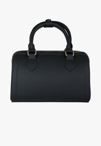 Bolso de mano de cuero negro con asas redondas dobles, herrajes dorados y cierre superior con cremallera sobre un fondo blanco.