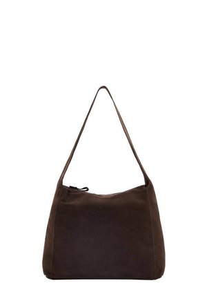 Sac hobo en cuir suédé marron avec une seule bandoulière, texture lisse, forme arrondie et fermeture éclair en haut. Aucune quincaillerie visible.