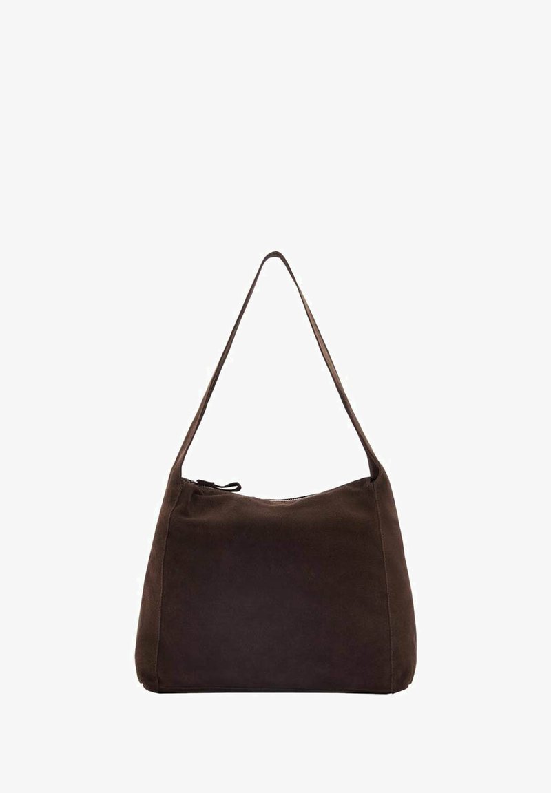 Brun suedette hobo taske med en enkelt skulderrem, glat tekstur, afrundet form og lynlås lukning øverst. Ingen synlig hardware.