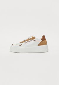 Hvite plattform sneakers med brune semskede detaljer, rund tå, perforerte elementer, snøring foran og "LOVE MOSCHINO" logo på siden.
