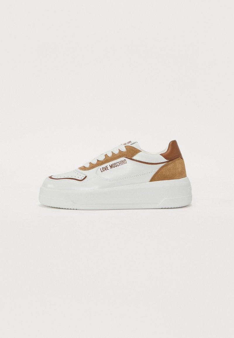 Baskets compensées blanches avec des accents en daim marron, bout rond, détails perforés, laçage à l'avant et logo "LOVE MOSCHINO" sur le côté.