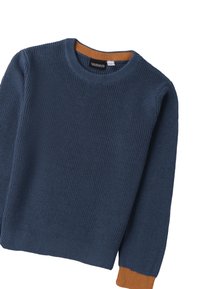 Suéter de punto azul con textura acanalada, cuello redondo y puños en color naranja contrastante. Presenta una etiqueta en el interior del cuello.