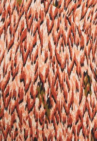 Kuosi kankaat, joka esittelee aaltoilevaa kuviointia oranssien, kermaisten, mustien ja vihreiden sävyjen yhdistelmässä, jossa on teksturoitu pinta ja dynaaminen väriero.