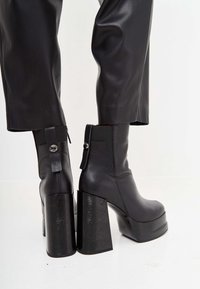 Cesare Gaspari Platform ankle boots - black