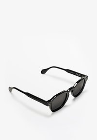 Schwarze Sonnenbrille mit rechteckigem Rahmen, dunklen Gläsern, glänzendem Finish und eleganten Bügeln mit einem dezenten silbernen Akzent.