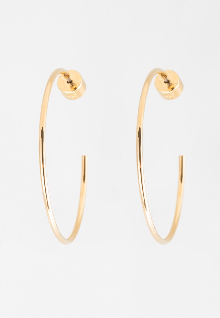 Goldene Creolen mit einer glatten, glänzenden Oberfläche. Rundes Design mit einem geschlossenen Bogen und einem kleinen Kugelakzent an der Oberseite.