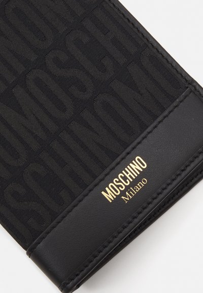 Sorte lommebok med teksturert stoff med "MOSCHINO" preget i en mørkere tone, akkompagnert av en gull "Moschino Milano" logo nederst.