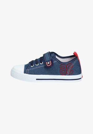 Niebieski dziecięcy sneaker z denimu z czerwoną haftowaną liczbą "36", czarnymi sznurowadłami, białą gumową podeszwą i czerwoną zakładką na pięcie, widok z boku na białym tle.