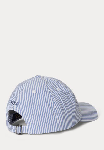 Καπέλο baseball με κάθετες μπλε και λευκές ρίγες, μεταλλικό κούμπωμα και κεντητό "POLO" με μαύρα γράμματα στο πίσω μέρος.