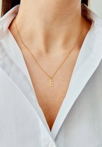 Design Letters HALSKETTE MIT KLEIN INITIAL CHARM GOLD (A-Z) - Halskæder - gold-coloured
