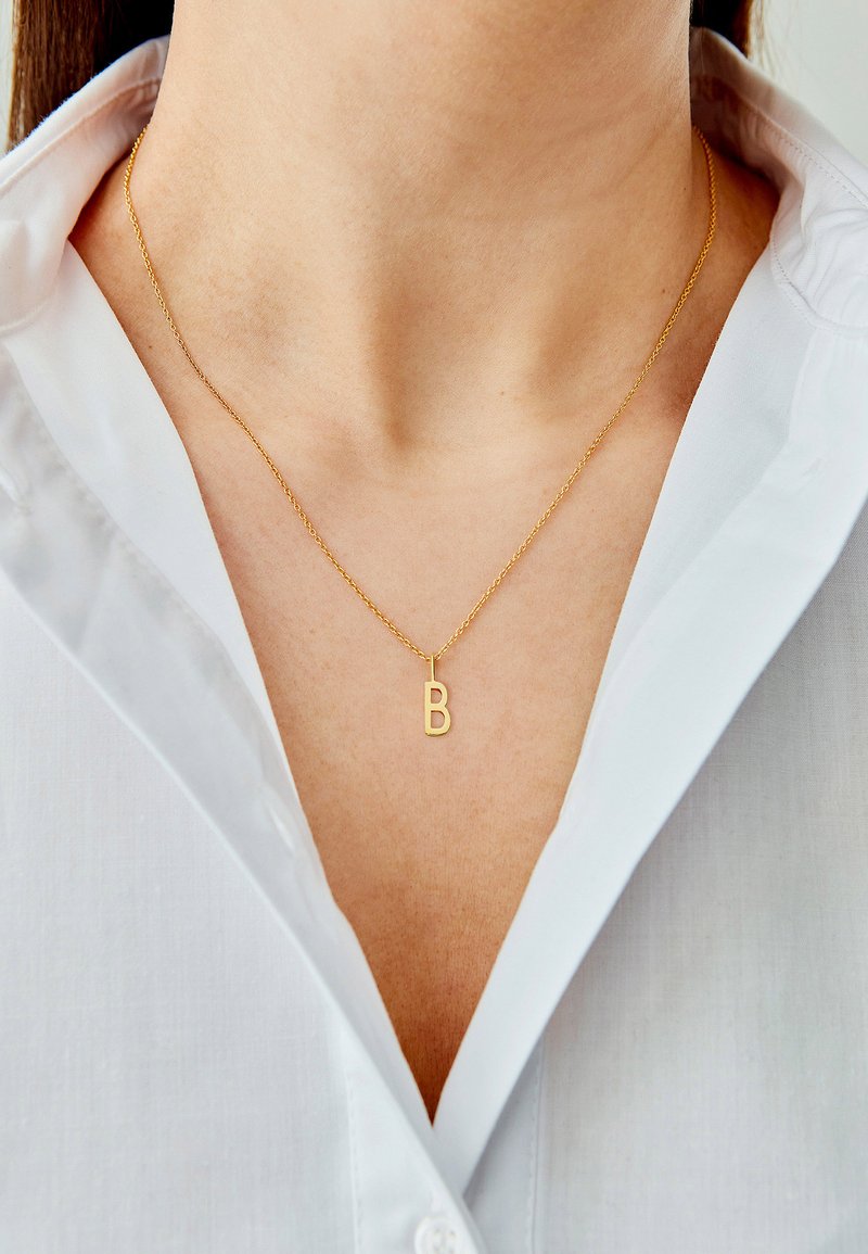 Design Letters HALSKETTE MIT KLEIN INITIAL CHARM GOLD (A-Z) - Halskæder - gold-coloured