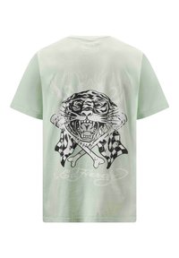 Camiseta de algodón verde claro con un gran gráfico de tigre negro con banderas a cuadros y huesos cruzados en la parte posterior, de manga corta.