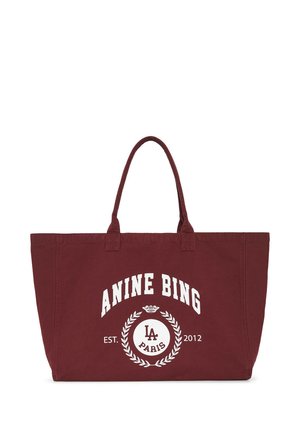 Stor mørkerød mulepose med to håndtag og hvid dekorativ tekst og emblem med teksten "ANINE BING EST. 2012 LA PARIS" på fronten.