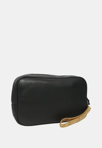 Borsa nera in pelle con superficie texturizzata, forma rettangolare, chiusura con zip e una tracolla beige per il trasporto. Design semplice e funzionale.