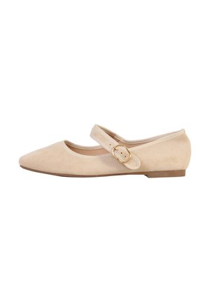 Chaussure plate Mary Jane en daim beige avec un bout pointu, une bride ajustable et une boucle ronde dorée sur fond blanc.
