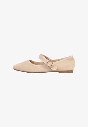 Chaussure plate Mary Jane en daim beige avec un bout pointu, une bride ajustable et une boucle ronde dorée sur fond blanc.