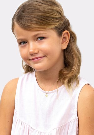 Lys rosa linnedress med en rynket kant. Barnet bærer en guld halskæde med en lille, genkendelig charme. Glat, lige hår.