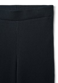 Leggings a coste di un grigio scuro con una cintura ampia, tessuto elastico e texture verticale, adatte per l'abbigliamento casual o per l'esercizio.