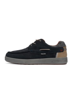Zapatos de ante negros con suela de goma gris, que presentan cordones grises, un cuello de tobillo texturizado en gris y un acento de cuero marrón.