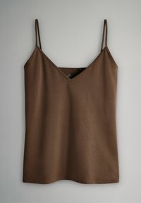 Braunes Camisole-Top mit dünnen verstellbaren Trägern, V-Ausschnitt-Design, aus glattem Stoff gefertigt, mit geradem Saum und minimalen Nähten.