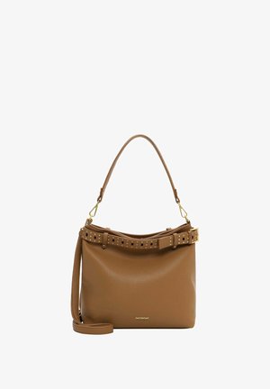 Bruine leren handtas met een korrelige textuur, voorzien van een gespte riem en gouden hardware. Heeft een korte handgreep en een afneembare schouderriem.