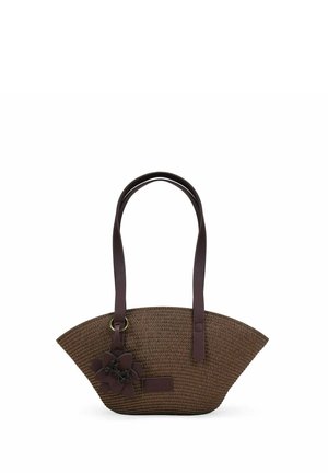 Bolso tejido marrón en forma de media luna con dos correas de cuero marrón oscuro y una decoración de flor de cuero en un lado.