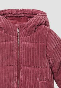 Fleecejacke in tiefem Mauve mit vertikaler Rippstruktur, Reißverschluss vorne und Kapuze. Weiches, gemütliches Material mit einem plüschigen Gefühl.