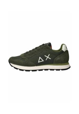 Dunkelgrüner Sneaker mit niedrigem Schaft, weißer Sohle, Stoff- und Wildledermaterial, weißen Dreieck- und Kreuzsymbolen an der Seite und schwarzer profilierter Außensohle.