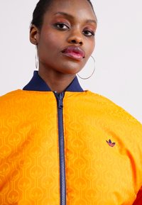 adidas Originals Bomber tipa jaka - unity orange/night indigo