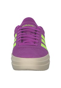 Paarse suède sneakers met felle neon groene strepen, met een ronde neus, textuur rubberen zool en een gevoerde tong.