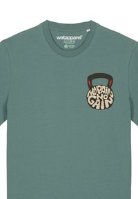 Olivenfarbene Baumwoll-T-Shirt mit Rundhalsausschnitt und kurzen Ärmeln. Verziert mit einem schwarzen Kettlebell-Graphic und dem Spruch "No Pain No Gain."