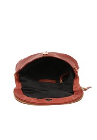 Borsa a mano in pelle marrone con apertura arrotondata, hardware oro e interno in tessuto nero. Presenta una chiusura con zip e una tasca interna.