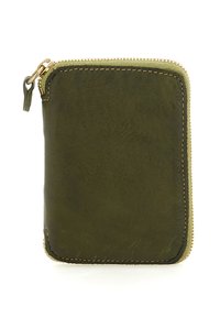 Portafoglio compatto in pelle verde scuro con chiusura a cerniera beige e cuciture marrone chiaro, mostrato chiuso su uno sfondo bianco.