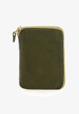 Portafoglio compatto in pelle verde scuro con chiusura a cerniera beige e cuciture marrone chiaro, mostrato chiuso su uno sfondo bianco.