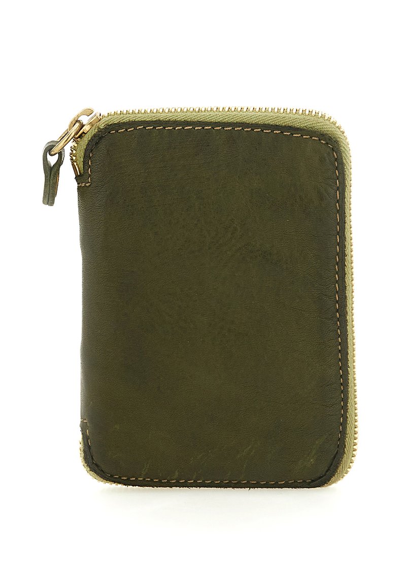Portafoglio compatto in pelle verde scuro con chiusura a cerniera beige e cuciture marrone chiaro, mostrato chiuso su uno sfondo bianco.