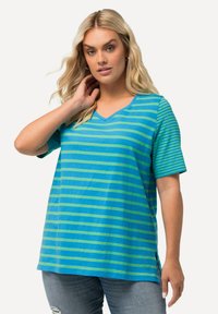 Camiseta de cuello en V a rayas verde y azul claro, con mangas cortas, que presenta un corte holgado y aberturas laterales para mayor comodidad. Fabricada en tela suave.