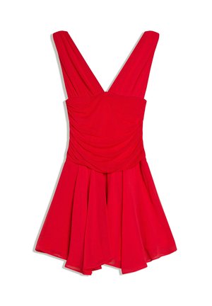 Rdeča obleka brez rokavov z globokim V-izrezom, naborkom na prsnem delu in razširjenim krilom, prikazana na belem ozadju.