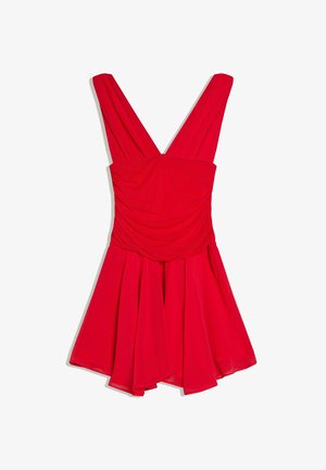 Rochie roșie fără mâneci, cu decolteu adânc în V, corset plisat și fustă evazată, expusă pe un fundal alb.