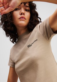 Karl Lagerfeld Jeans SLIM-FIT - Marškinėliai su spaudiniu - desert taupe