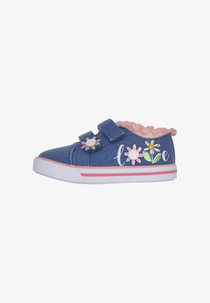 Denim instapschoenen met roze, pluizige kraag, bloemmotieven en witte "love" tekst. Witte rubberen zool met roze accenten.